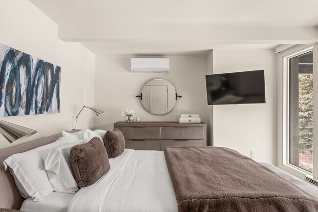 Building Photo - 1039 E Cooper Ave