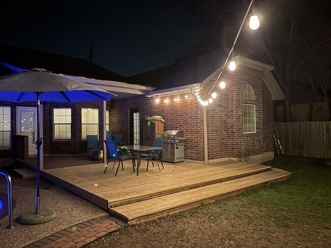 Building Photo - 3 bed 2 bath 2 car garage & pool.