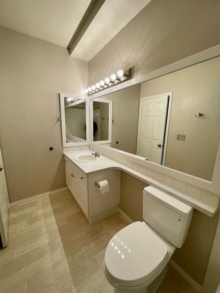 Building Photo - Large 1BR with New Carpeting!!!!