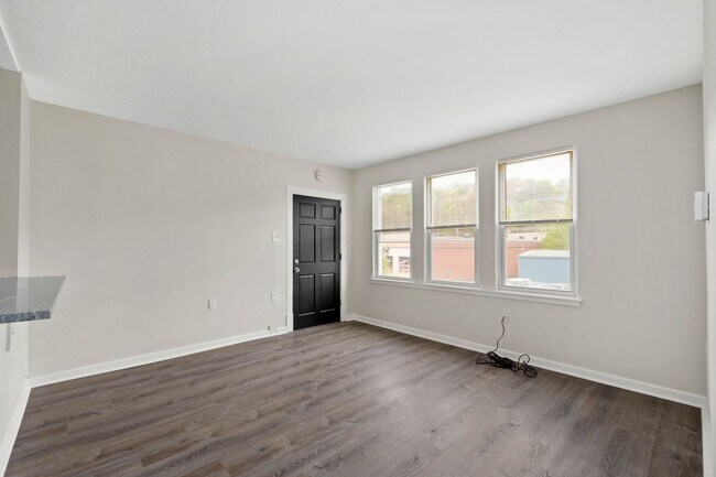 Building Photo - 644-650 Center Ave.