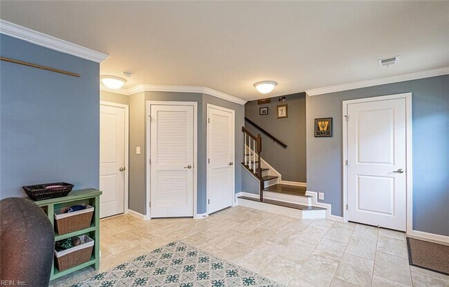 Building Photo - Gorgeous Tri-Level Condo