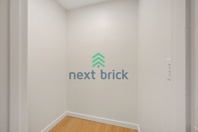 Building Photo - 2 Bed and 2 Bath Exceptional Condo with Water View is Available for Rent!