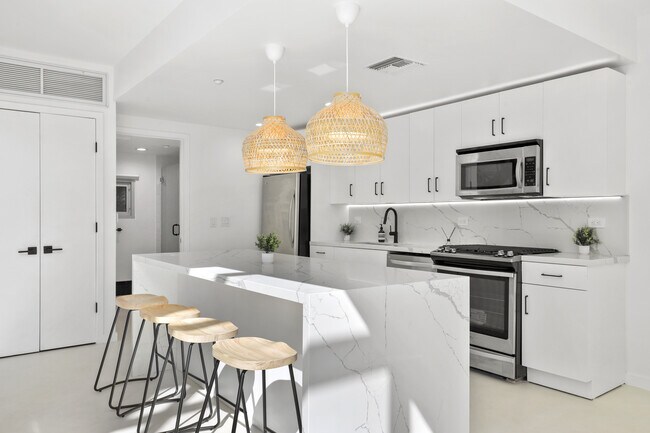 Building Photo - 4111 W Sunset Blvd