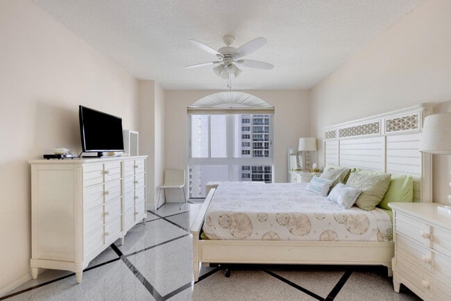 Building Photo - 2065 S Ocean Dr