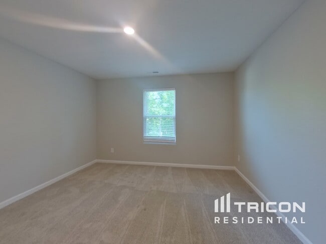 Building Photo - 165 Trailwood Ct