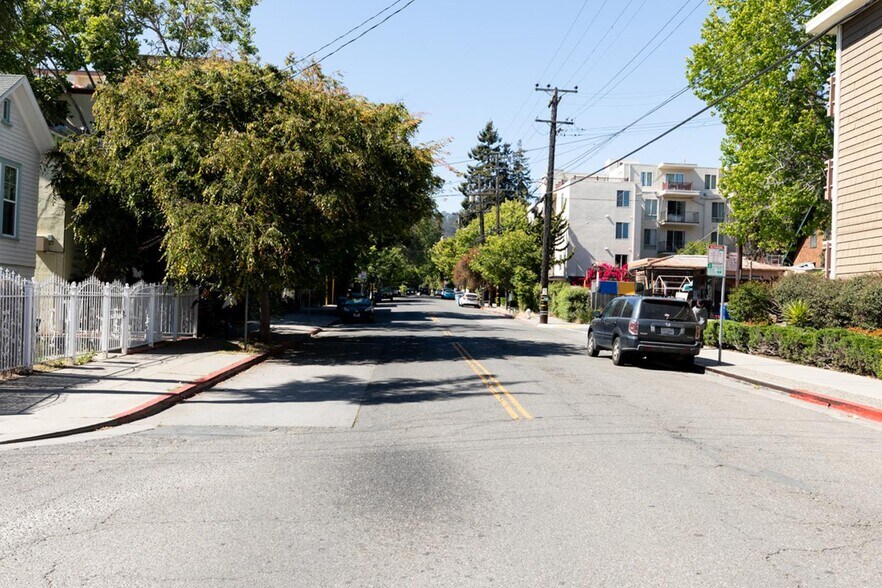 Building Photo - Elmwood 2 bed 1 bath condo great location