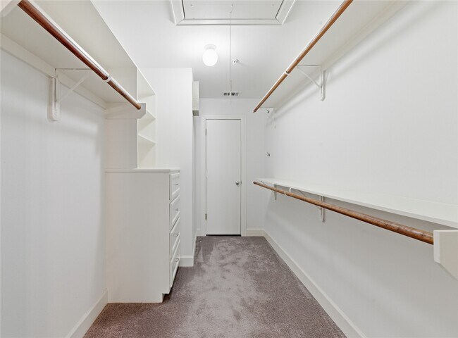 Building Photo - 5941 S Loop E