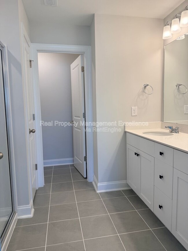 Building Photo - 540 Barrington Row Ave