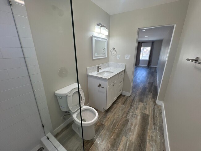 Building Photo - 2 Bedroom, 2 Bathroom Home