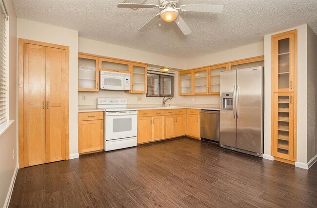 Building Photo - 3807 Cedar Valley Dr
