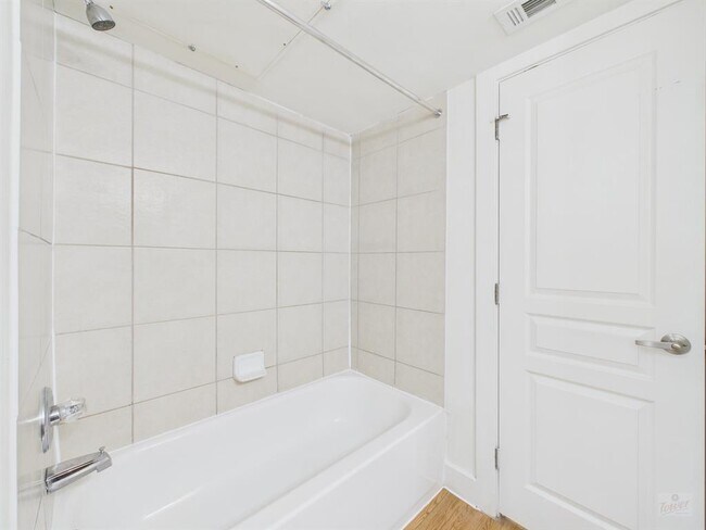 Building Photo - 711 W 32nd St