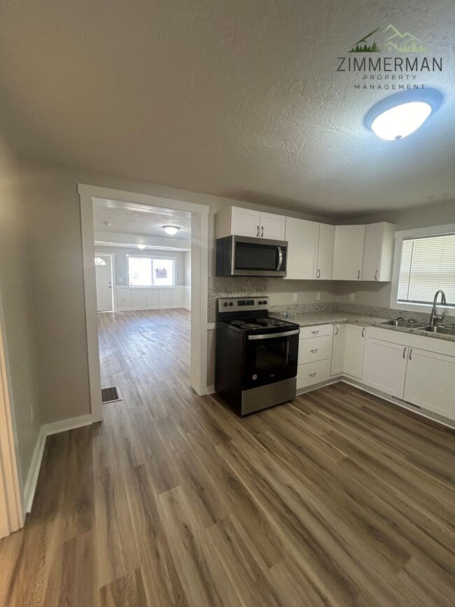 Building Photo - 3-Bedroom, 2-Bath for Rent- Ideal Campus H...