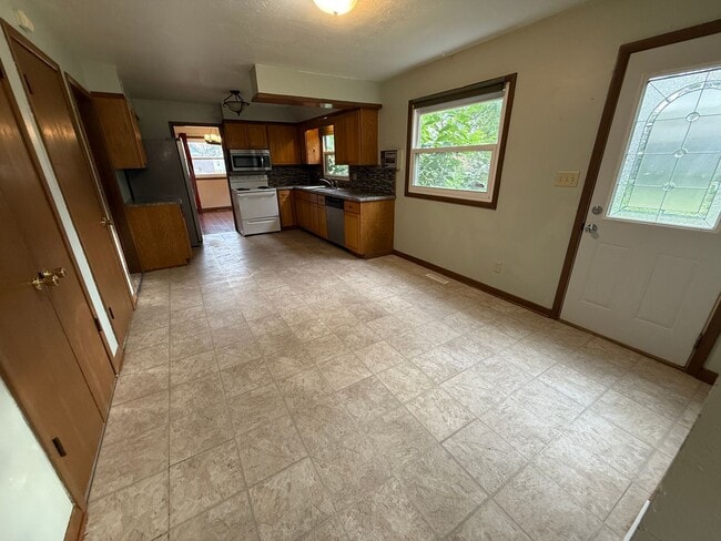 Building Photo - Spacious 5-Bedroom Home for Rent in Sioux ...