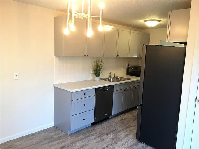 Building Photo - Beautifully Renovated - 3 Bedroom Home