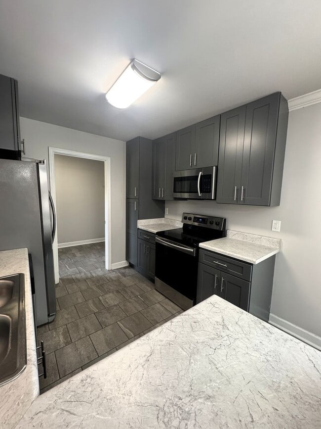 Building Photo - 127 Hedge Ln