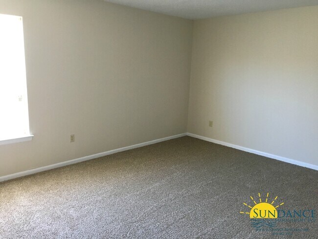 Building Photo - Great 3 Bedroom Townhouse in Shalimar