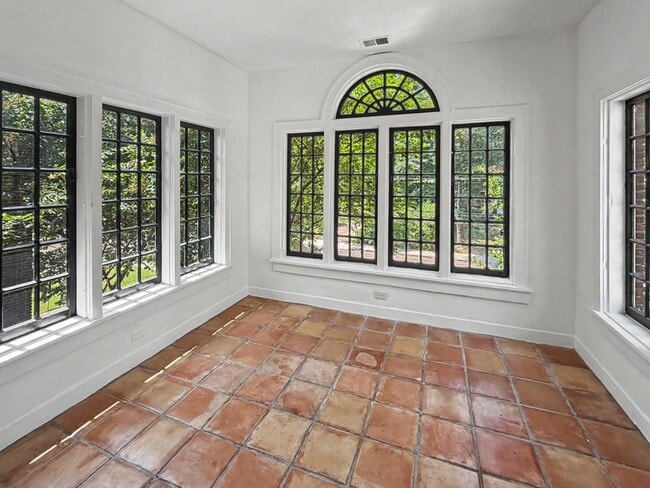 Building Photo - 340 N McLean Blvd