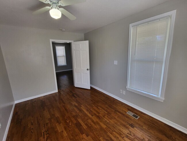 Building Photo - 3 bedroom, 1.5 bathroom house located in E...