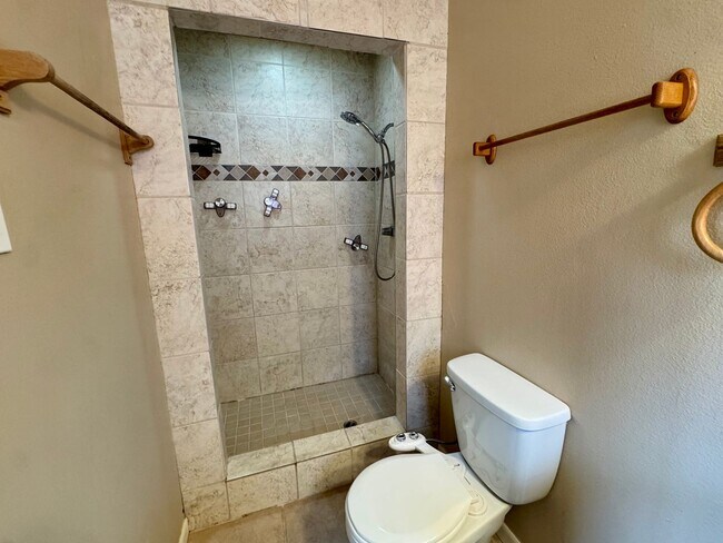 Building Photo - Centrally Located 3bed 2bath!
