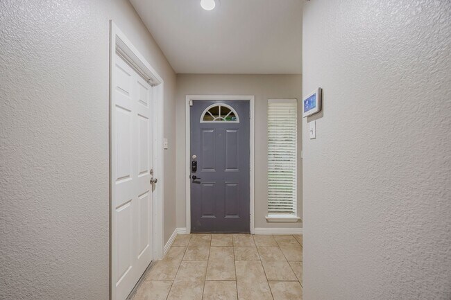 Building Photo - 4 Bedroom, 3 Bath Home Gorgeously Remodeled