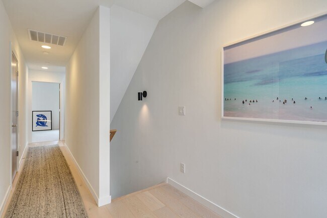 Building Photo - Modern stylish Madison Valley home