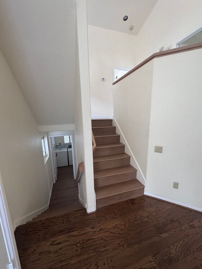 Building Photo - Spacious La Jolla Home in Gated Community