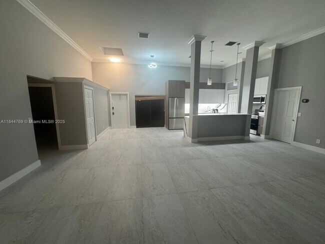 Building Photo - 2743 Parkview Dr S