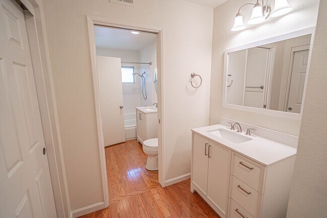 Building Photo - COMING SOON! 1 Bedroom Condo for Rent in V...