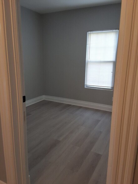 Building Photo - 207 Downs St