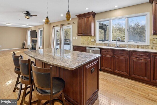 Building Photo - 7 Redwood Ct