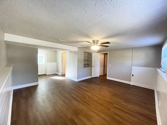 Building Photo - Newly Renovated Hillview Bi-Level!