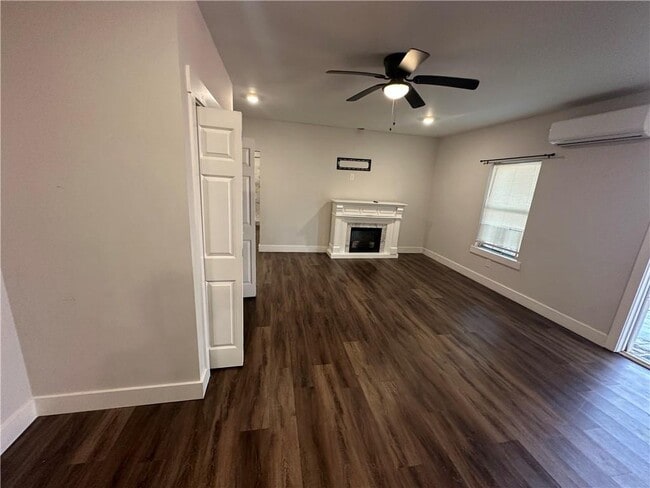 Building Photo - 370 Crestbrook Ln