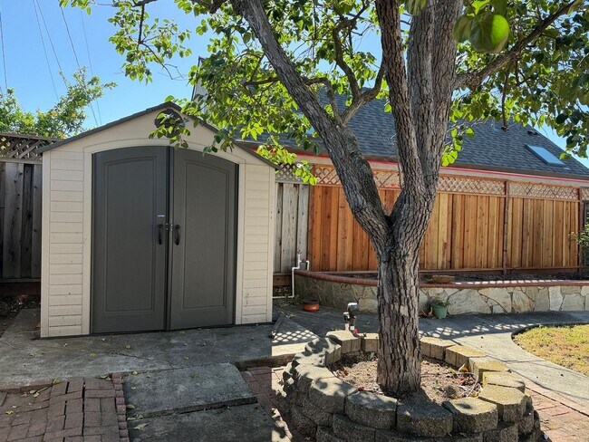 Building Photo - Nice single family home with gorgeous kitchen