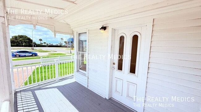 Building Photo - 502 Rio Vista Ave
