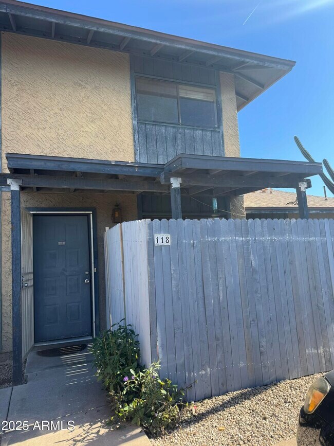 Primary Photo - 286 W Palomino Dr