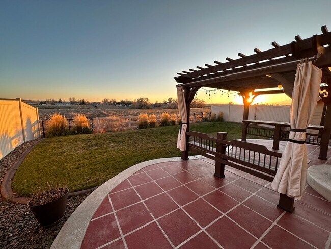 Building Photo - Beautiful 3 Bed 2.5 Bath in Thompson River...