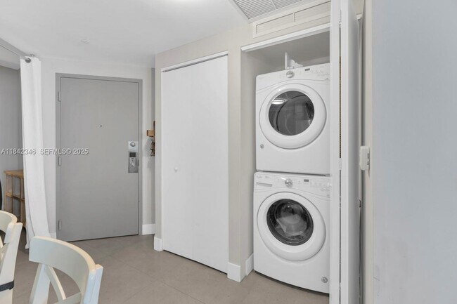 Building Photo - 488 NE 18th St