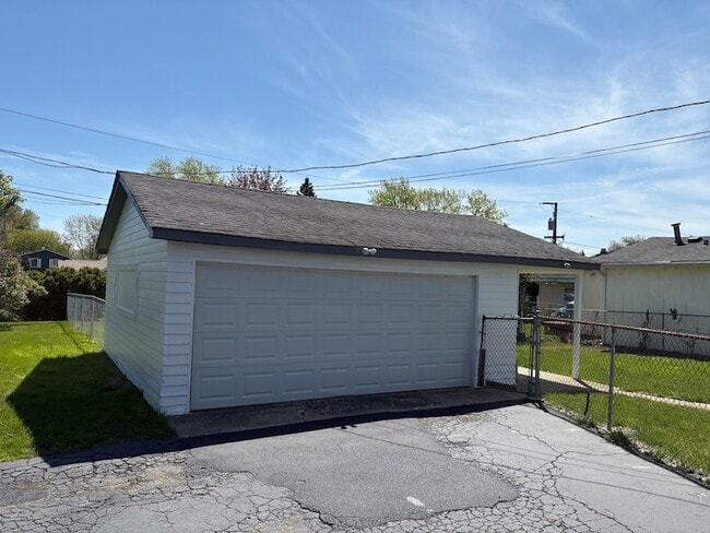 Building Photo - 37863 Harper Ave