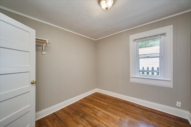 Building Photo - Adorable Guest Cottage in the North End!