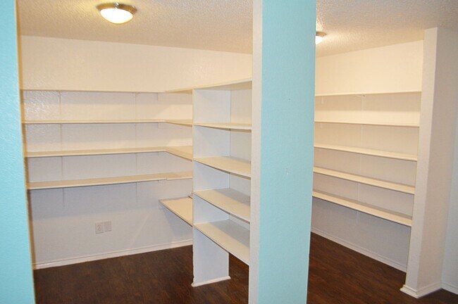 Building Photo - Large 2 story home with easy access to 820...