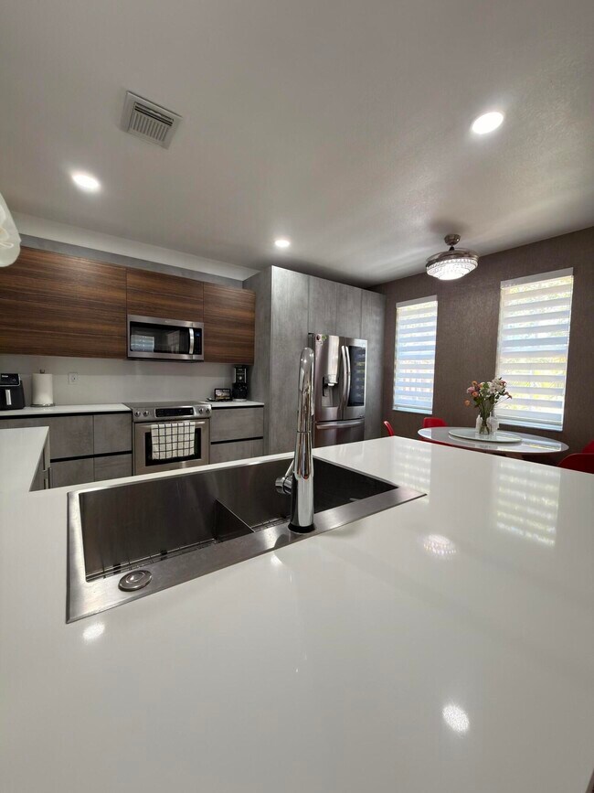Building Photo - 7407 NW 108th Path