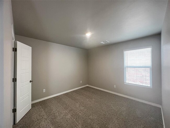 Building Photo - 2745 Dennis Dr