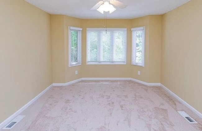 Building Photo - 2 Bed/ 2.5 Bath Townhouse