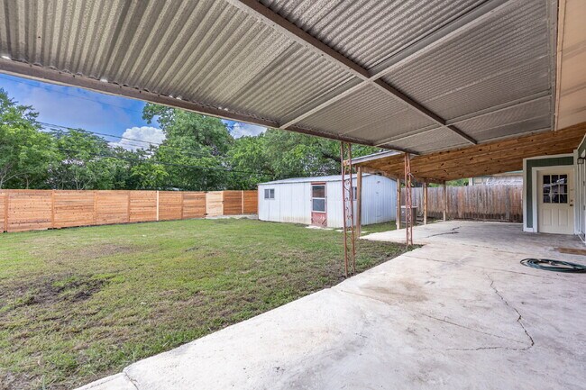 Building Photo - 422 Sandalwood Ln
