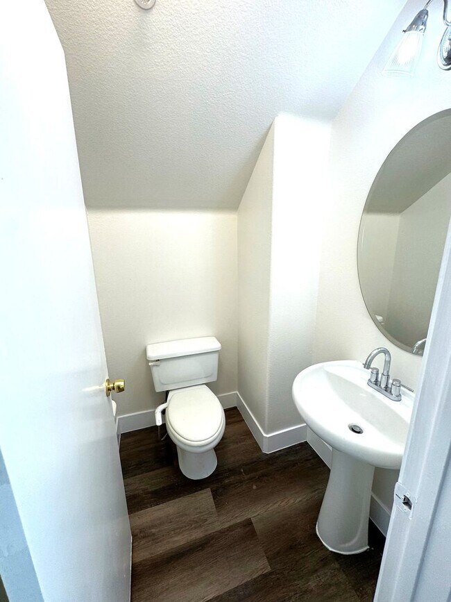 Building Photo - Beautiful 3 Bedrooms, 2.5 Baths Single Family Home with Golf Course Views For Lease