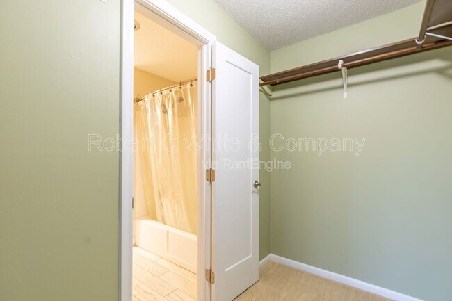 Building Photo - 7 F Country Squire Dr