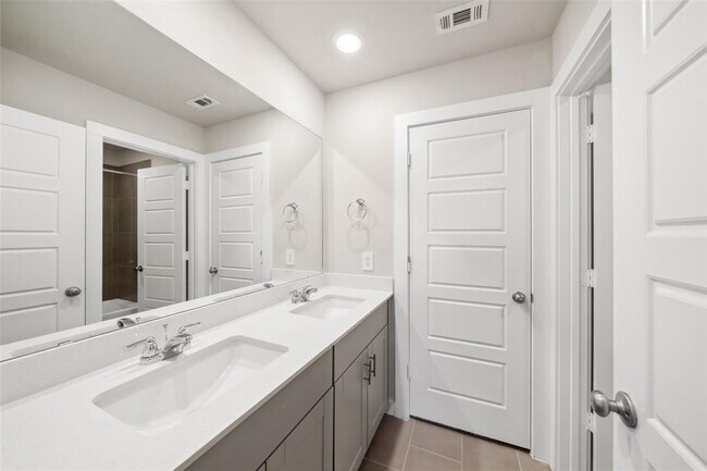 Building Photo - 18033 Martin Pines Dr