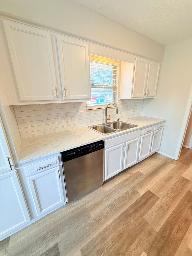 Building Photo - "Lots Of New" in South/West Springfield on a Quite Culta-sac