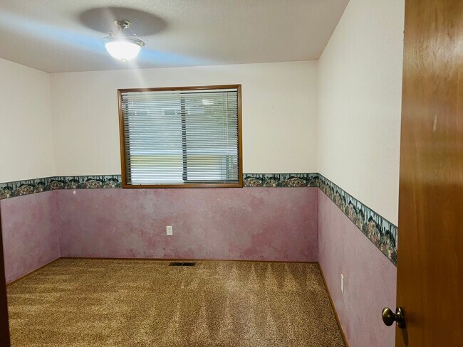Building Photo - Charming Rambler 3-Bed/2-Bath Available Now!