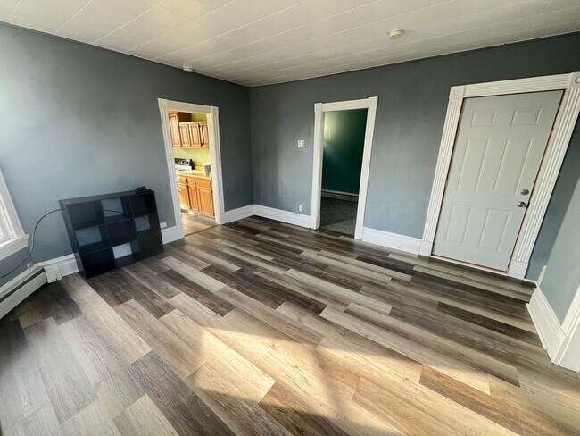 Building Photo - AVAILABLE JUNE - Billings Park Upper Duplex